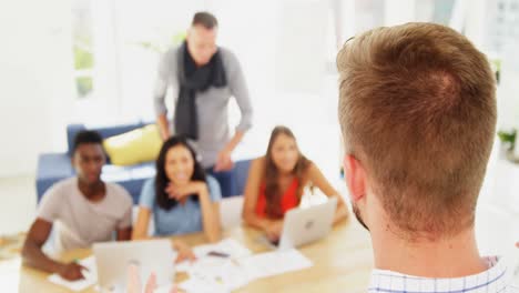 ejecutivo masculino explicando planes de negocios a sus compañeros de trabajo