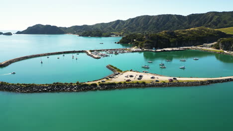 Luftaufnahme-Einiger-Boote,-Die-Sicher-Im-Hafen-Tarakohe,-Neuseeland,-Angedockt-Sind