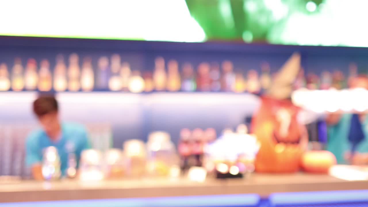 un barista che prepara bevande in un vivace bar di bangkok