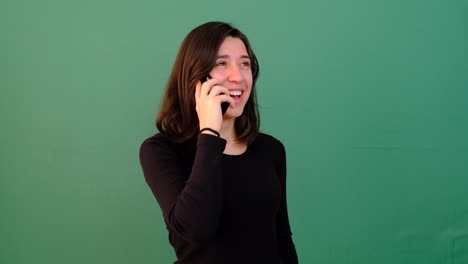 mujer hablando por teléfono.