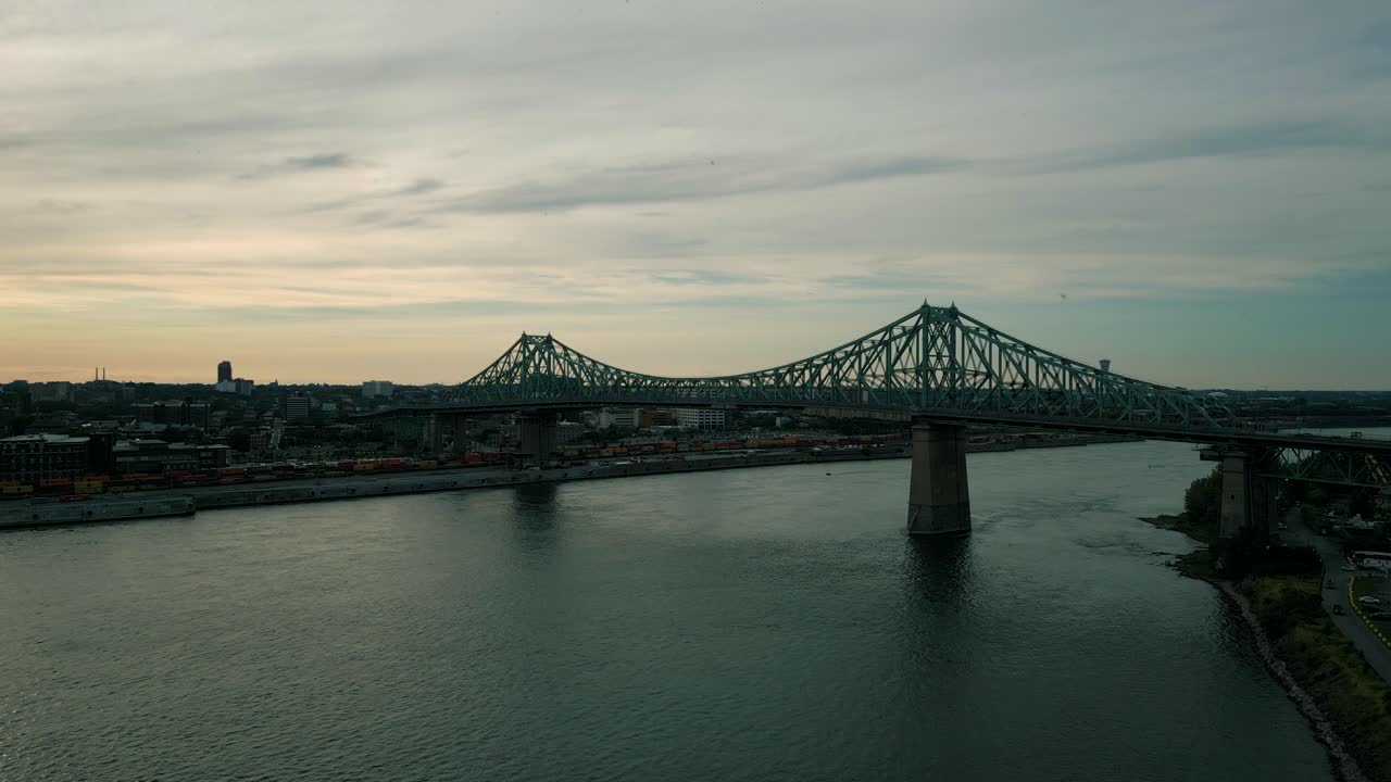 imágenes cinematográficas de drones urbanos de 4k de una vista aérea del centro de montreal, quebec durante una hermosa puesta de sol desde el puente jacques cartier sobre el río