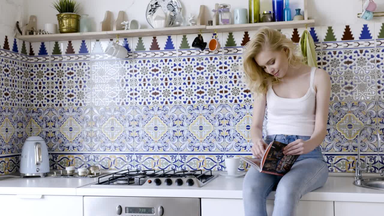 Donna che legge in una cucina accogliente
