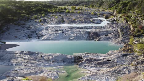 Epische-Drohnenaufnahme-Eines-Naturparks-Mit-Wasserfällen-Bei-Sonnenuntergang