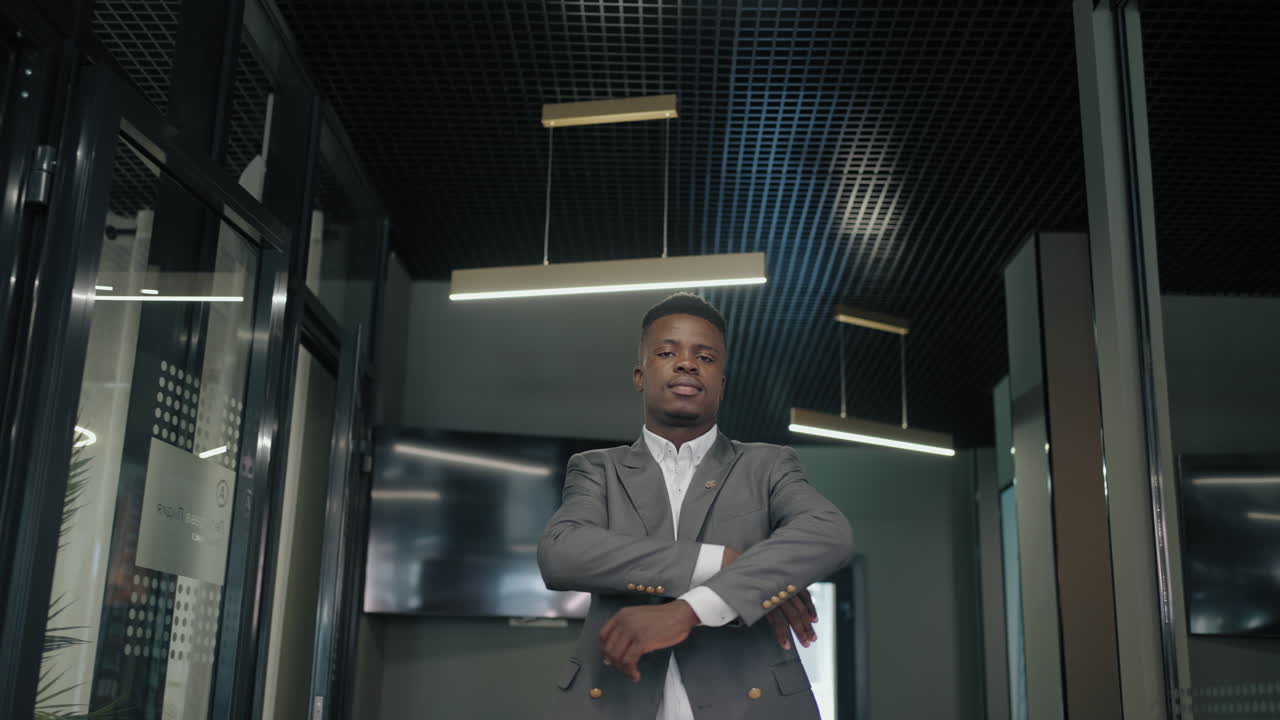 retrato de confidente hombre afroamericano trabajador de oficina o hombre de negocios en el interior lawer o gerente