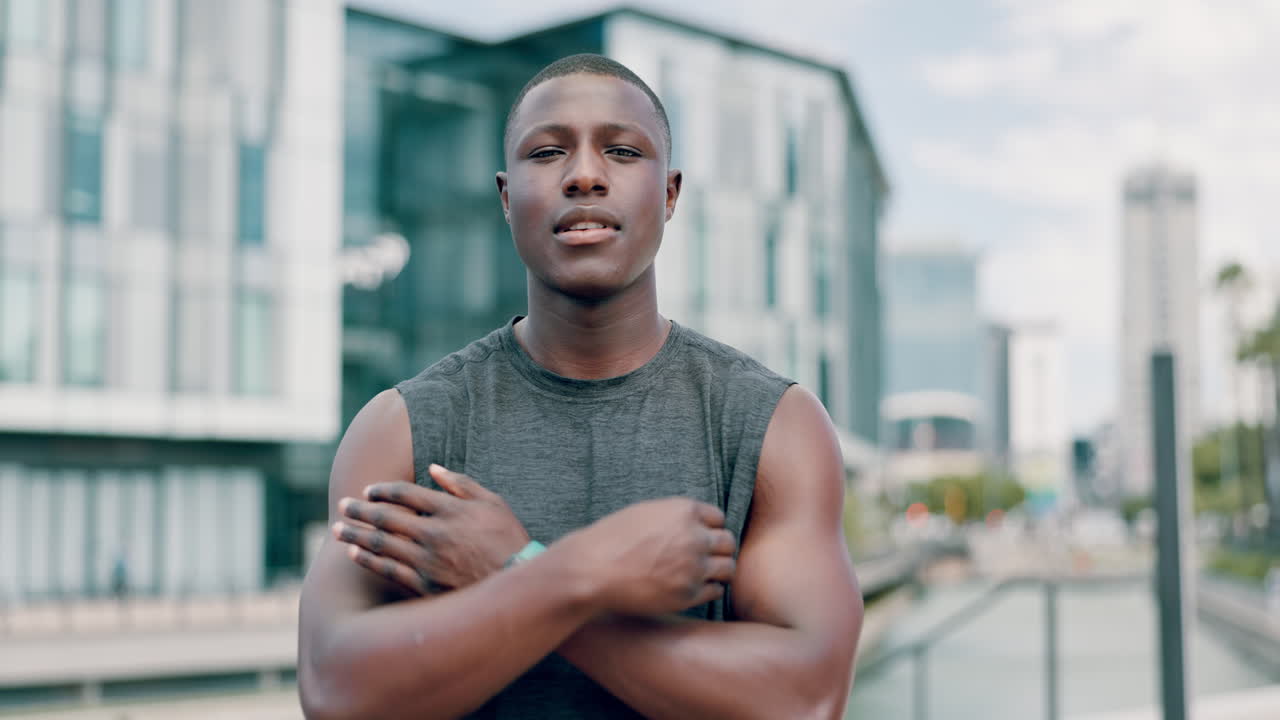 Blije man poseert buiten