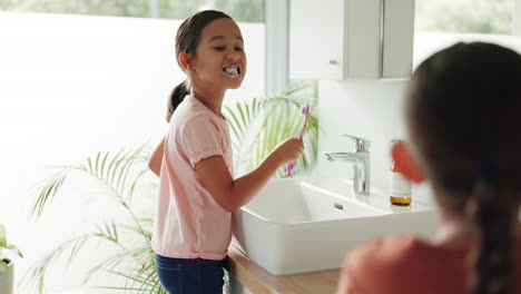 hermanos, por la mañana o niños en el baño cepillando