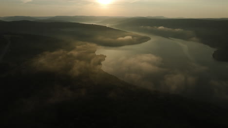 Antena-Inclinada-Sobre-El-Parque-Estatal-Lake-Fort-Smith-Durante-El-Amanecer-De-Verano-Cargado-De-Niebla,-Arkansas,-Estados-Unidos