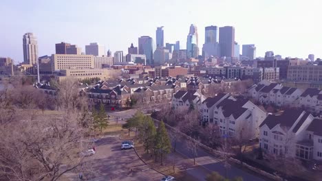 Una-Hermosa-Antena-Sobrevolando-Los-Suburbios-Hacia-Minneapolis-Minnesota-1