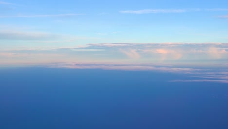 Bunter-Und-Schöner-Blauer-Himmel-Meerlandschaftshintergrund,-Erstaunliches-Paradies