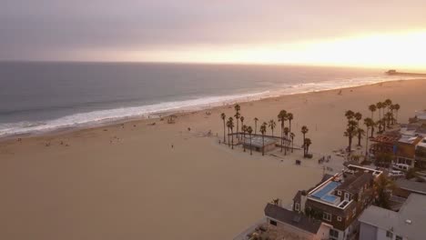 Un-Vuelo-Sobre-Una-Playa-Del-Sur-De-California-Al-Atardecer