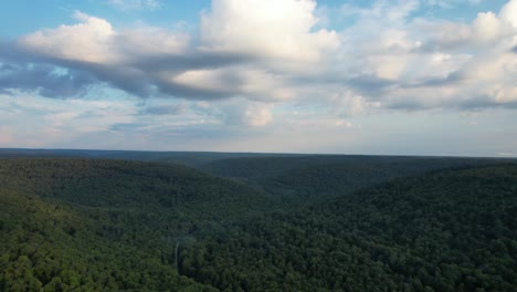 Una-Vista-Aérea-De-Colinas-Verdes-Con-Cielo-Nublado-En-El-Bosque-Nacional-Allegheny