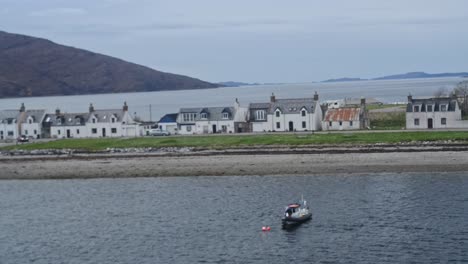 vista desde un ferry que pasa por la costa en ullapool