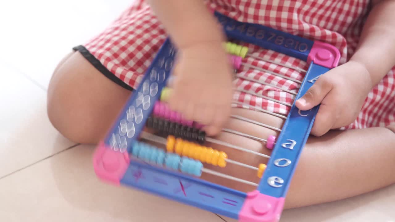 niño jugando con ábaco