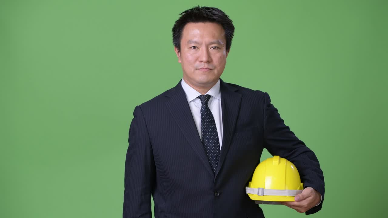 녹색 배경에 성숙한 일본 사업가