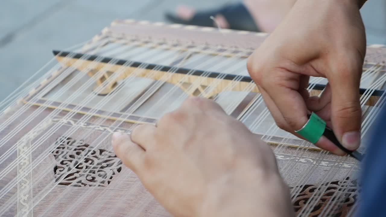 un hombre tocando un oud tradicional