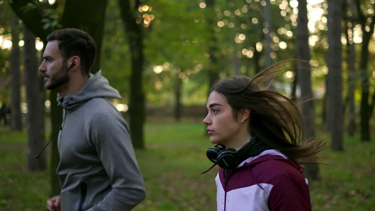 gente corriendo en el parque