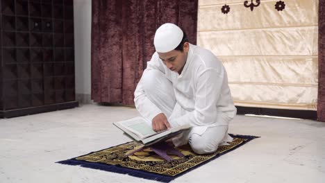 Indischer-Mann-Liest-Zu-Hause-Koran