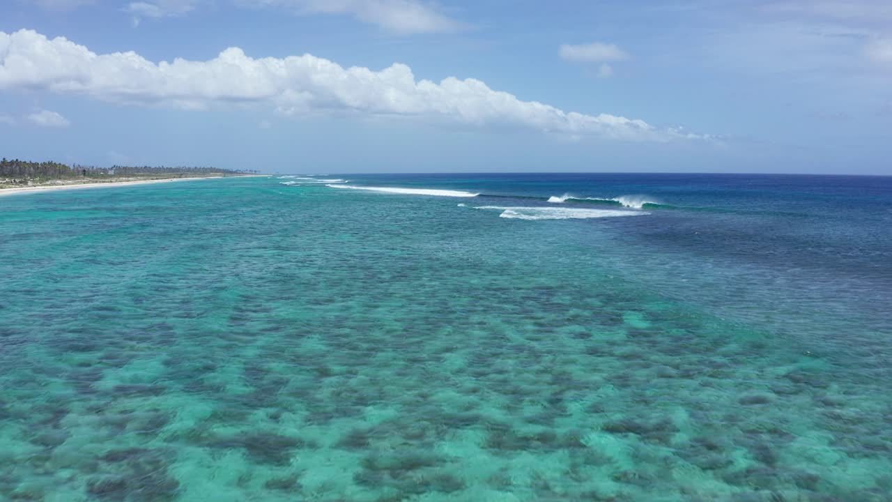 volando por encima de los arrecifes de coral y el agua turquesa del océano por la isla tropical de tonga, polinesia, oceanía, disparo de avión no tripulado
