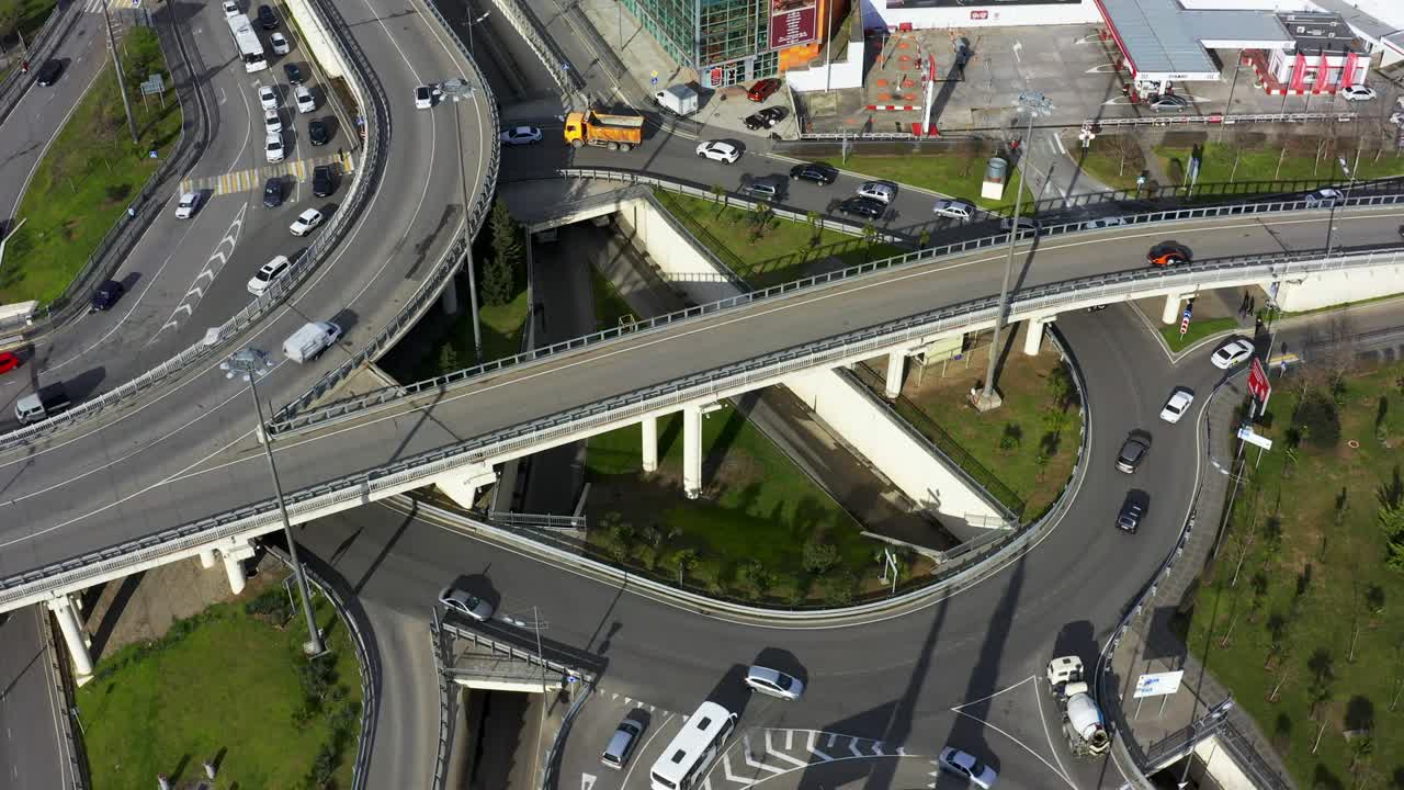 고속도로에서 자동차의 움직임. 공중 드론. 시계 반대 방향으로의 움직임을. 도시 교통.