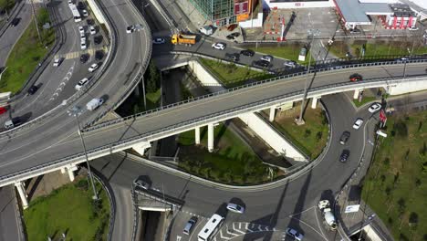 movimiento de coches en la carretera. avión no tripulado aéreo. movimiento en sentido contrario a las agujas del reloj. tráfico de la ciudad.