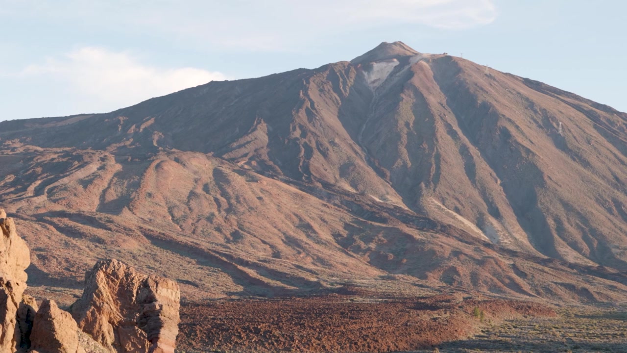 Vista di rocce e vulcano all'alba nel Parco Nazionale del Teide, Roques de García, Tenerife, Isole Canarie, Spagna.