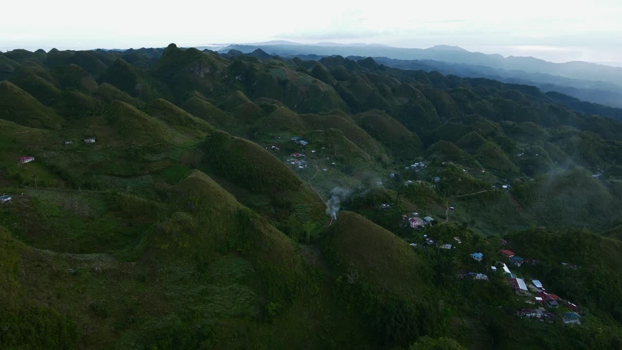 vista aérea de la mañana brumosa del pico de osmena, filipinas con una vegetación exuberante