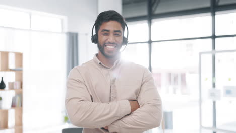 Call-center-consultant,-man-with-arms-crossed