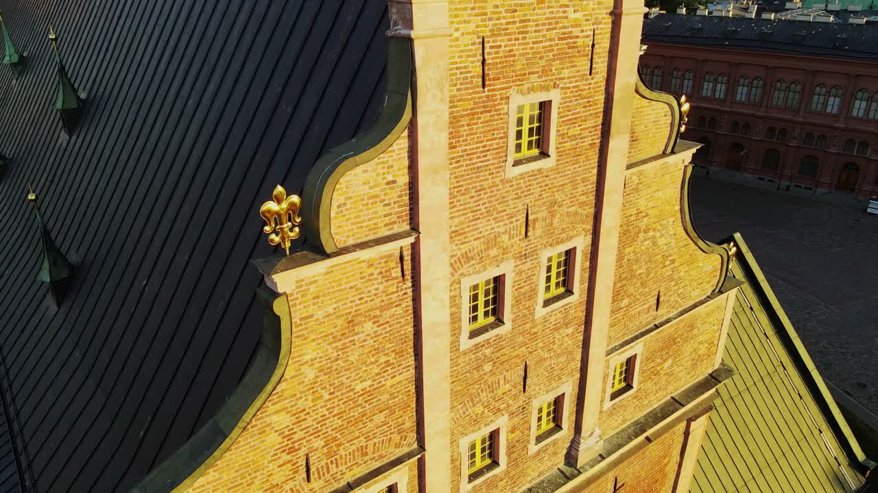 imágenes de drones de la iglesia de la cúpula de riga - la luz del sol de la mañana destaca el antiguo techo