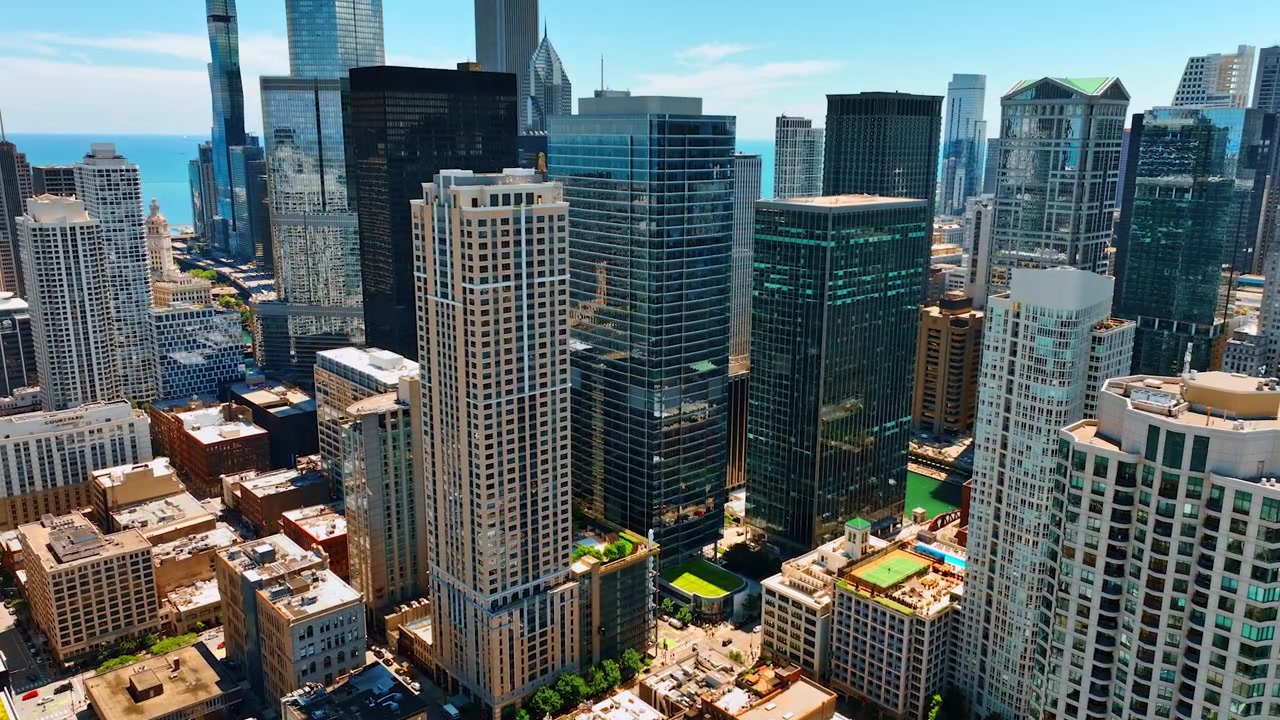 Architettura moderna di Chicago in vetro e metallo. Scenario del centro metropolitano in una giornata di sole
