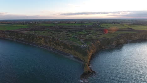fotografía aérea volando alrededor del acantilado de pointe du hoc con vistas al canal de la mancha.