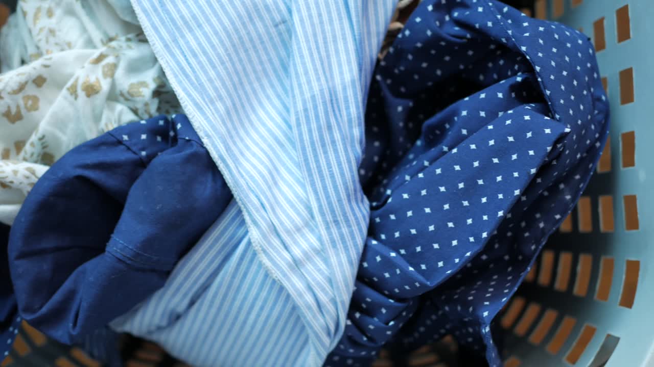 바닥에 바구니에 있는 옷의  ⁇  뷰