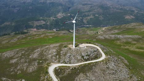 Turbina-Eólica-Girando-En-La-Cima-De-Una-Montaña-Con-Vistas-A-Gerês,-Energía-Eólica-Renovable-Portugal