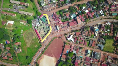 Luftdrohnenaufnahme-Des-Lokalen-Marktplatzes-In-Der-Innenstadt-Von-Bugolobi-Im-Bezirk-Kampala,-Zentralregion,-Uganda