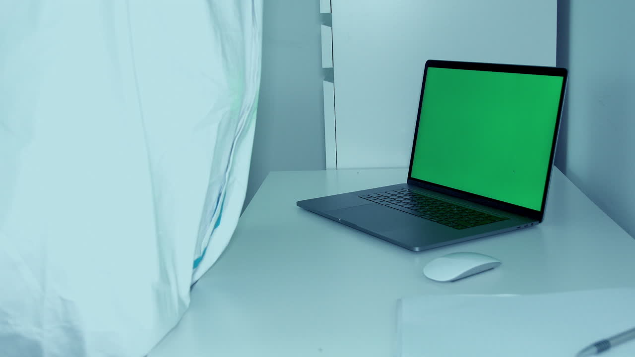 médico con traje protector que busca en un libro médico sobre recetas durante la pandemia del coronavirus - plano medio