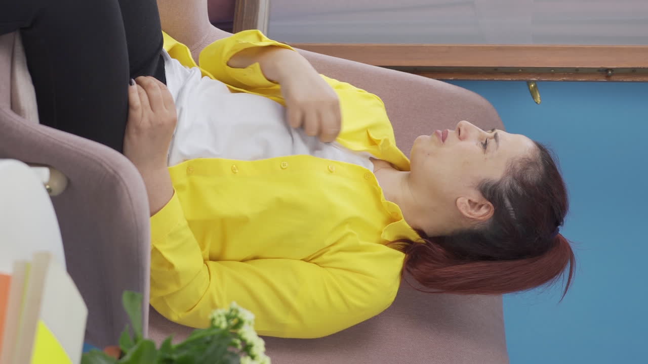 공격적인 여성이 자신에게 화를 내는 수직 비디오.