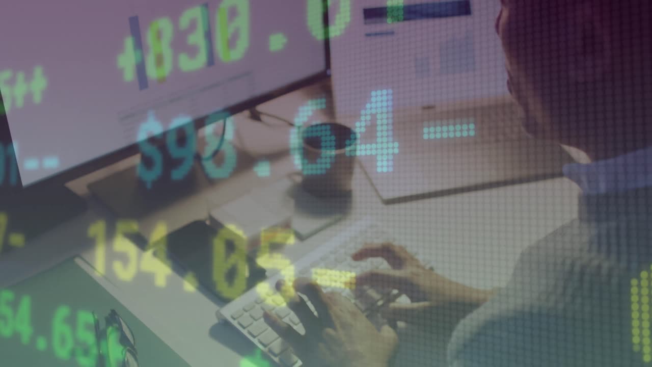 animación del procesamiento de datos financieros sobre hombre de negocios biracial