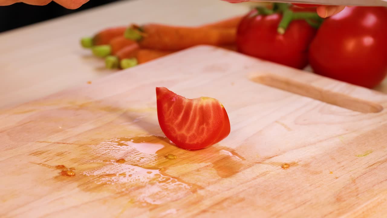 날카로운 칼로 토마토를 잘라내는 손