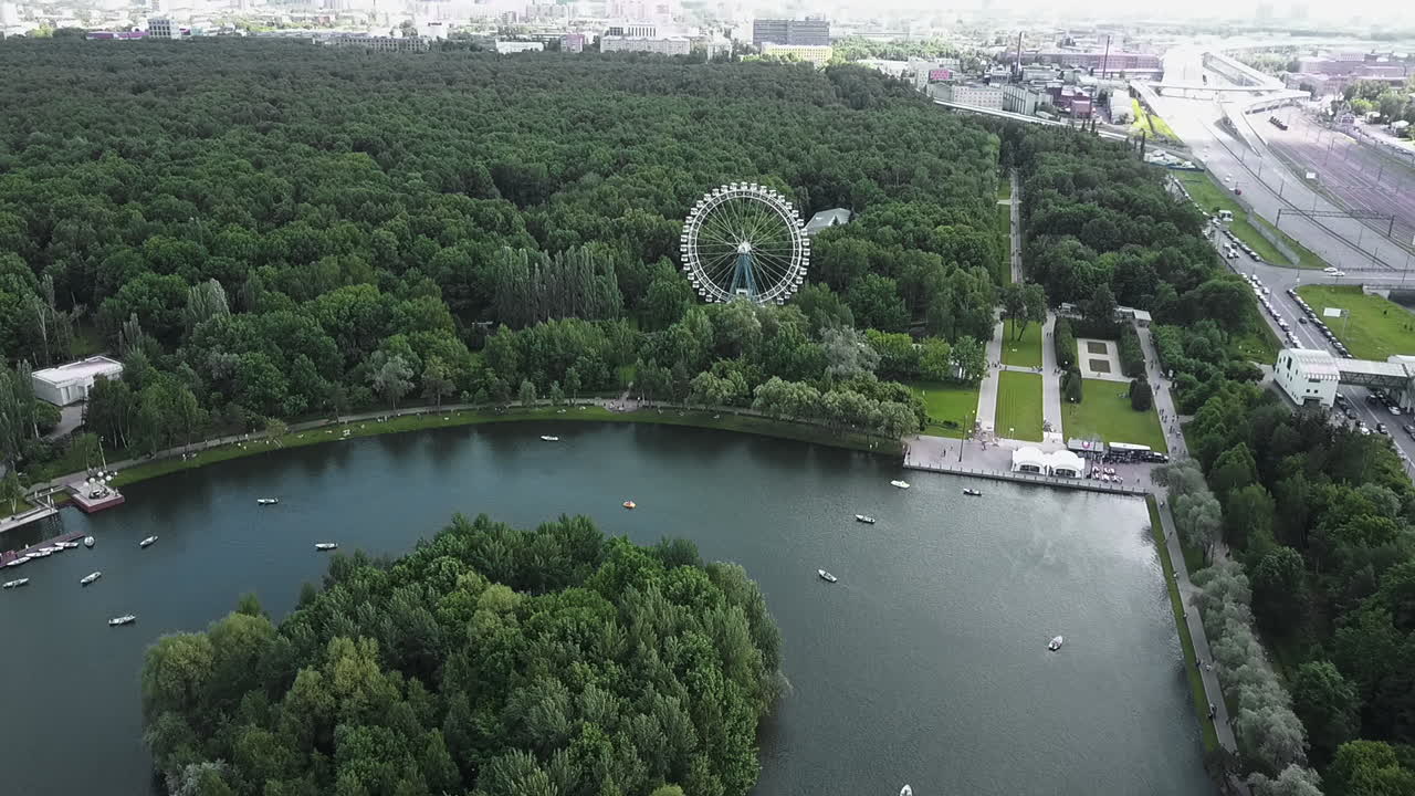 volando sobre un parque con una rueda de ferris
