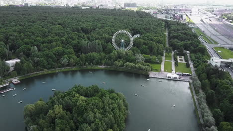 Volando-Sobre-Un-Parque-Con-Una-Noria