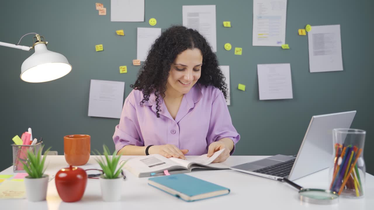 una estudiante a la que le encanta leer.