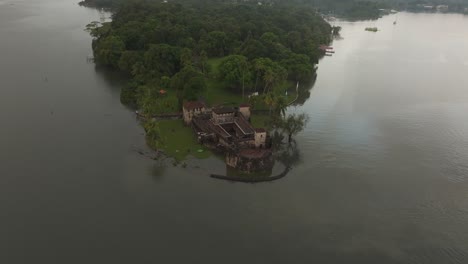 Toma-Panorámica-Lateral-Del-Castillo-De-San-Felipe-De-Lara-Durante-El-Amanecer,-Aérea