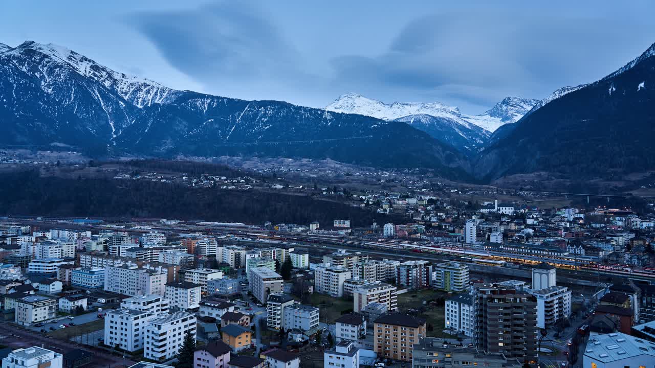 Brig, abendlicher Zeitraffer über die Stadt und die Alpen