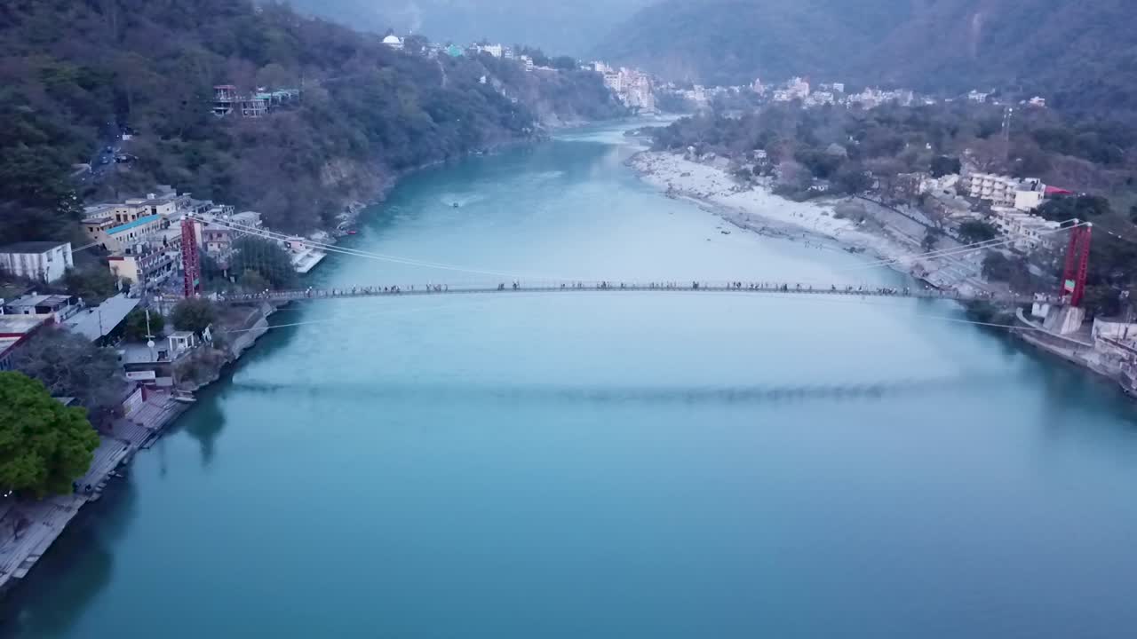 puente de suspensión de hierro ram jhula a través del río ganges en rishikesh, uttarakhand, india - toma aérea de drones