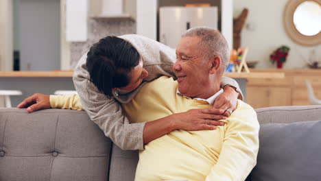 Feliz,-Abrazo-Y-Pareja-Mayor-En-Un-Sofá-Hablando