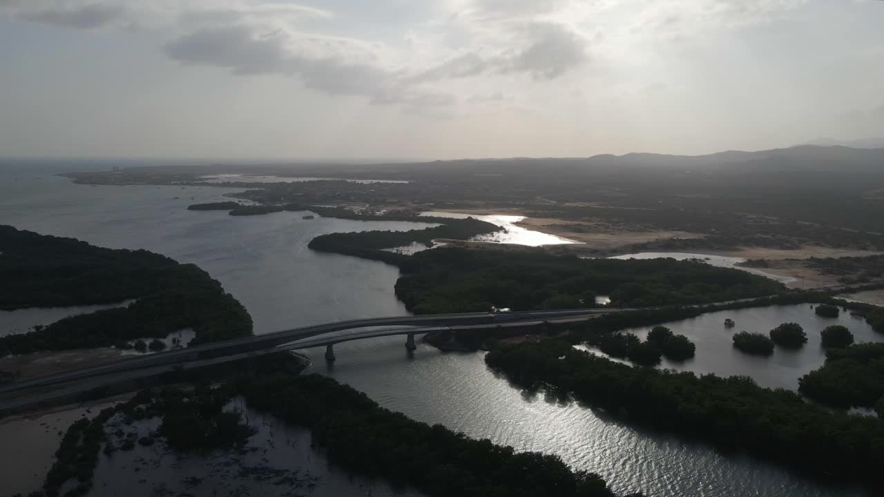 드론은 이 다리를 드러내고, 양쪽의 맹그로브 숲과, 해가 지는 동안 경이로운 풍경을 가진 지평선, 포라마르, 마가리타 섬, 베네수엘라.
