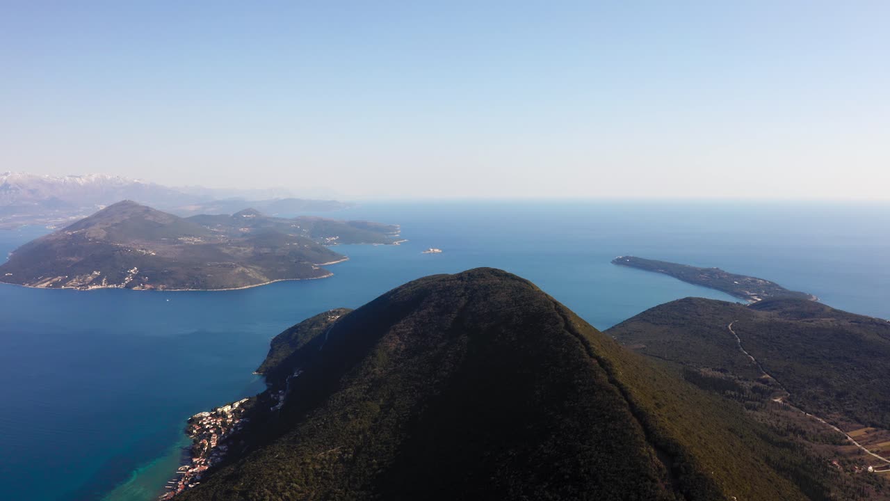 vista aérea sobre el pico de la montaña en la bahía de kotor en montenegro, en un día claro de verano