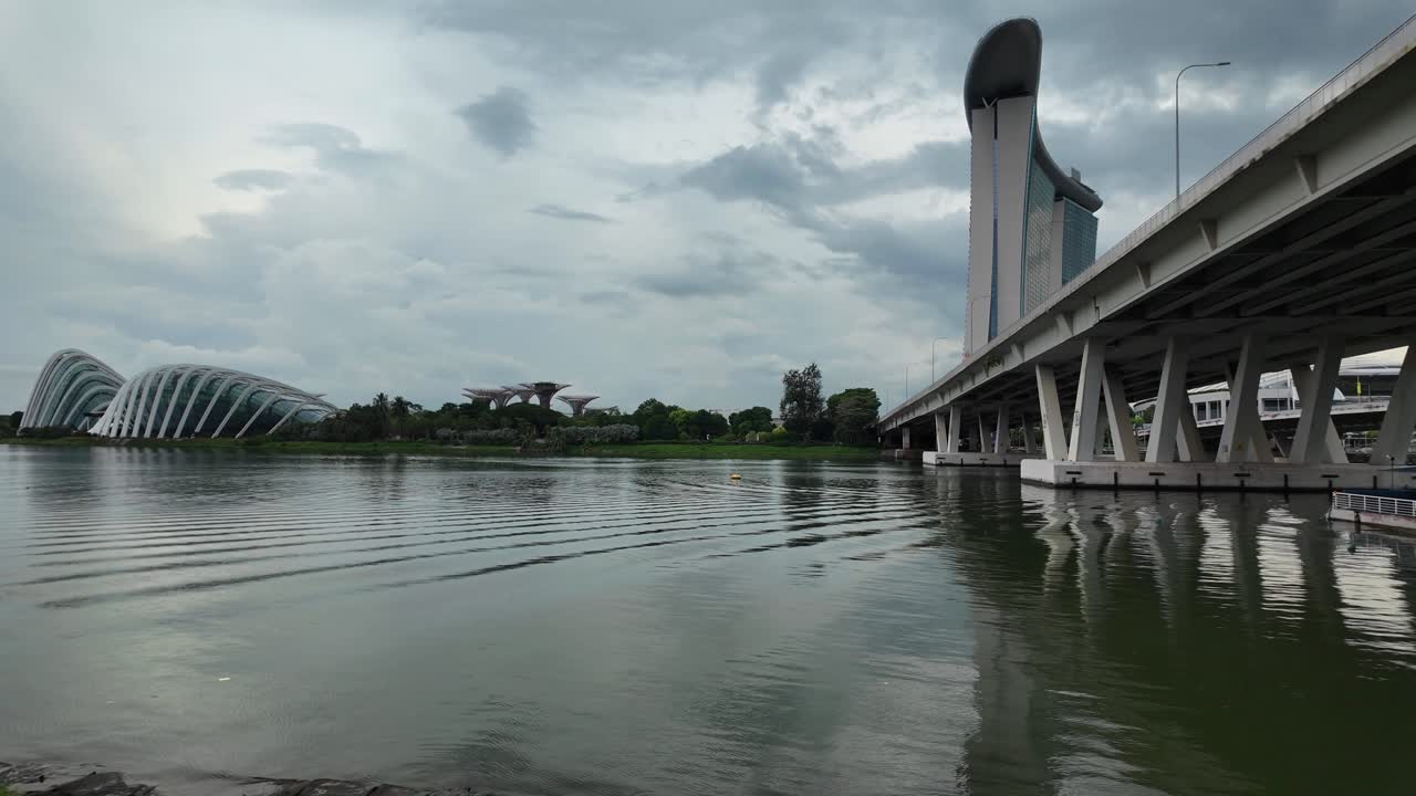 Marina Koyu'nun suları üzerinden görülen, Singapur'daki ikonik Gardens by the Bay.