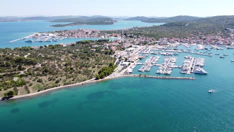 murter kornati y betina village en murter island, dalmacia, croacia - vista aérea de drones del puerto con barcos y yates