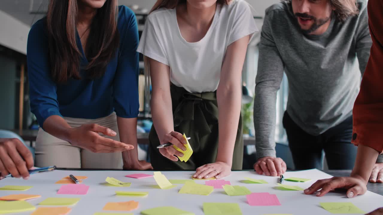 tormenta de ideas de jóvenes empresarios