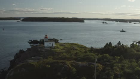 Drohne,-Die-Rückwärts-Fährt,-Um-Leuchtturm-Und-Insel-Zu-Enthüllen